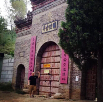 严峻老师相看寺院风水
